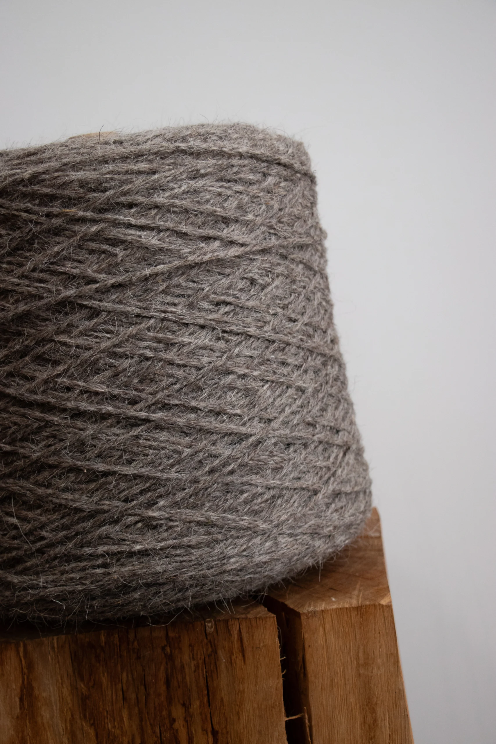 Fil en laine à tisser gris