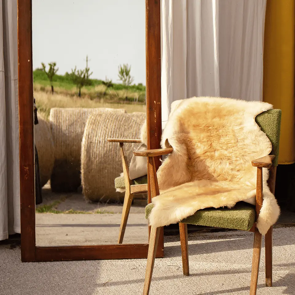 Peau-de-mouton-beige-fauteuil-1