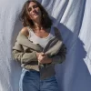cardigan portée par une femme avec des boutons en laine française