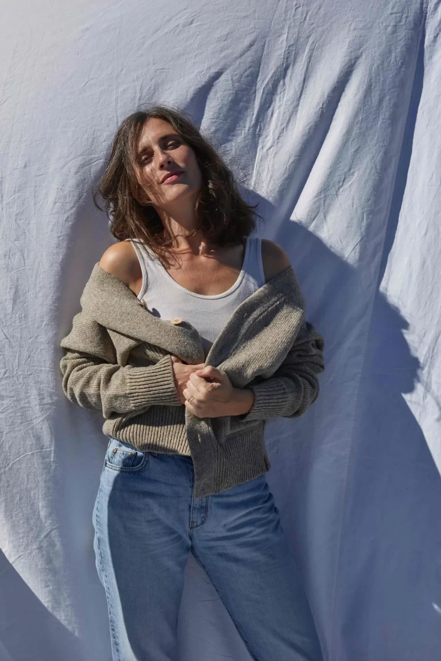 cardigan portée par une femme avec des boutons en laine française