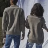 cardigan en laine porté de dos par une femme et un homme