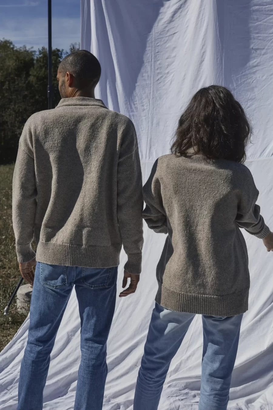 cardigan en laine porté de dos par une femme et un homme