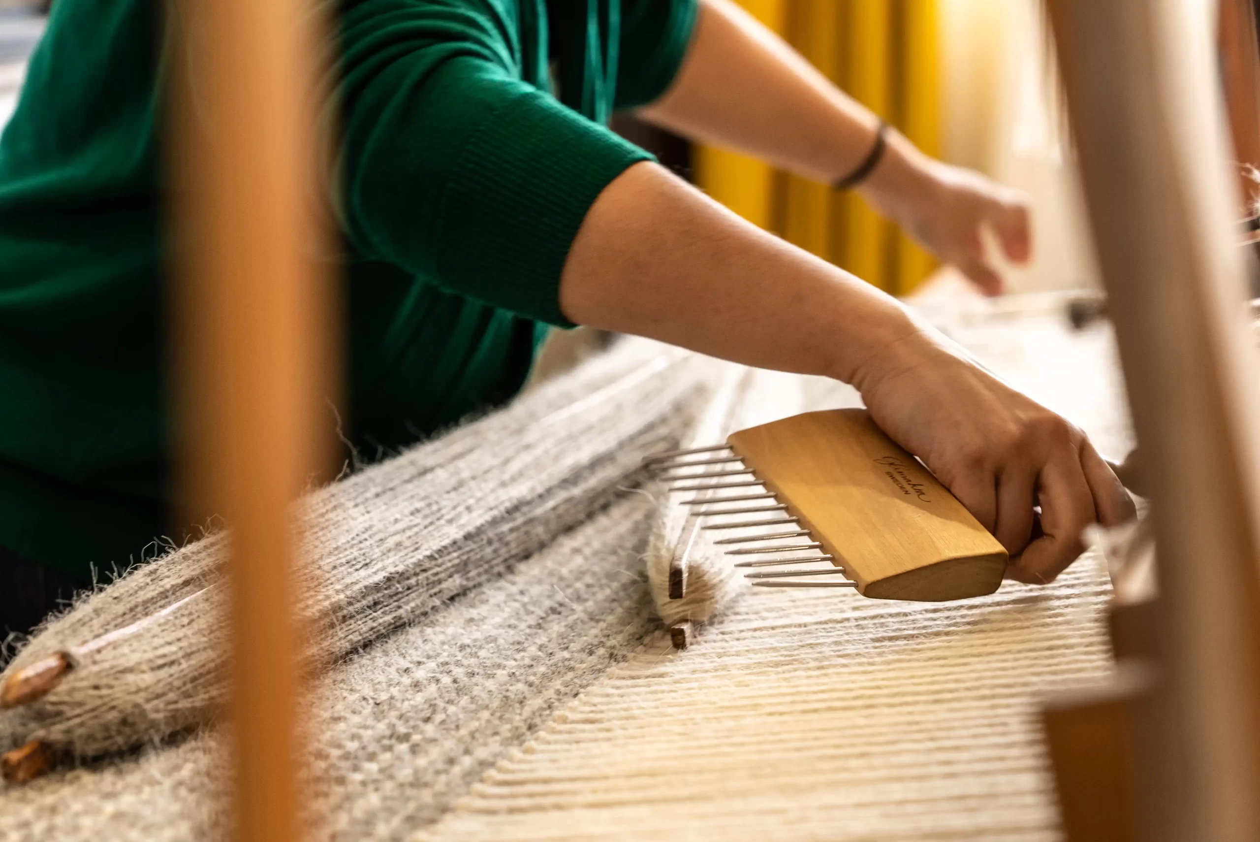 Tissage d'un tapis par la tisserande de Laines Paysannes